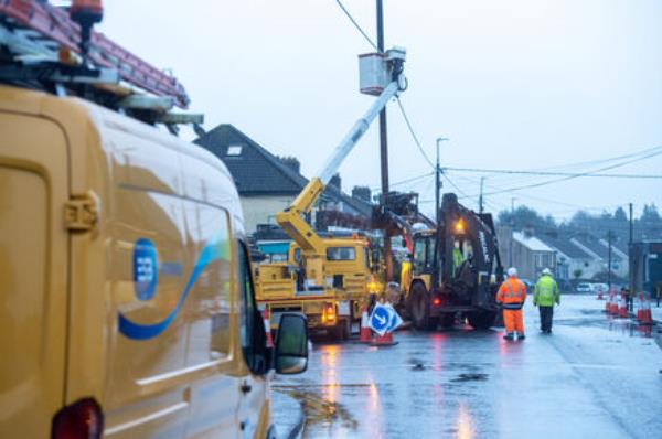  ESB crews working on broken power lines on the Ballinlough Road, Cork as Storm Isha hits the south of the country. 